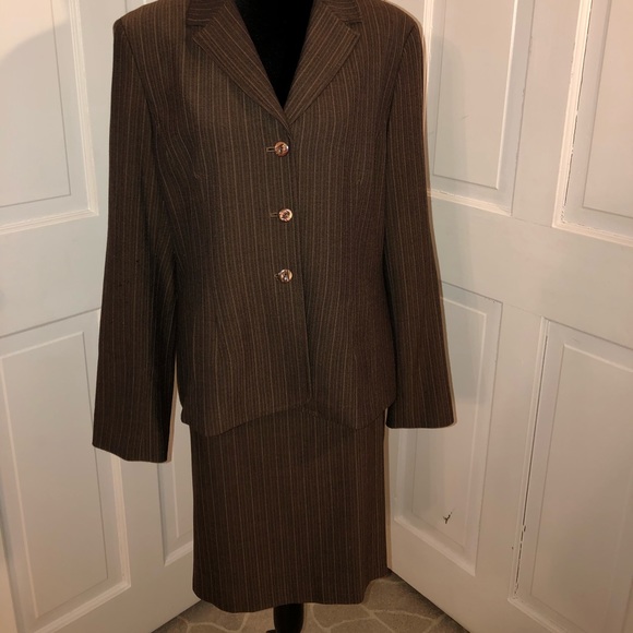 Amanda Smith   2 Piece Women’s Suit - Picture 5 of 8